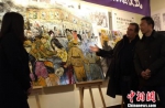 法国画家克里斯蒂安？帕赫向观众介绍以“慰安妇”为题材的创作作品。　泱波 摄 - 江苏新闻网