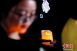 12月13日，悼念南京大屠杀死难者烛光祭在南京侵华日军南京大屠杀遇难同胞纪念馆举行。中新社记者 杜洋 摄 - 江苏新闻网