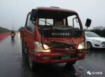 328国道发生3车追尾事故 小货车司机被困其中 - 新浪江苏
