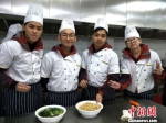 图为马来华裔少年展示他们的扬州炒饭。　王爱萍　摄 - 江苏新闻网