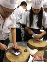 图为马来华裔少年学做扬州炒饭。　王爱萍 摄 - 江苏新闻网