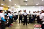 图为扬州厨师向马来华裔少年讲授扬州炒饭制作。　王爱萍 摄 - 江苏新闻网