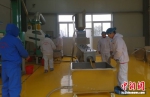 新建的香油厂20余位工人几乎都来自油坊村家境困难的农户。 - 江苏新闻网