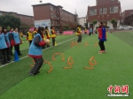 追梦女孩足球节活动中，学生参与其间。 - 江苏新闻网