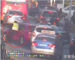 图为红色轿车撞伤警方人员。警方提供 - 新浪江苏