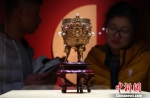 图为本次展出的金嵌珠宝金瓯永固杯。　泱波 摄 - 江苏新闻网