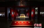 “走进养心殿——大清的家国天下”21日在南京博物院正式开展。图为原景重现的养心殿前殿明间。　泱波 摄 - 江苏新闻网