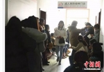 众多适龄女性排队等待接种四价宫颈癌疫苗。 - 江苏新闻网