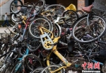 南京街头的共享单车堆积如山。　泱波　摄 - 江苏新闻网
