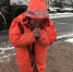 从凌晨4点就开始工作的环卫工人，几个小时下来手冻的通红。　吕杨　摄 - 江苏新闻网