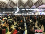 铁路苏州站内，暴雪导致大批旅客滞留。　肖华　摄 - 江苏新闻网