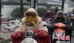 路上行人裹得严严实实抵御寒冬。　孟德龙　摄 - 江苏新闻网