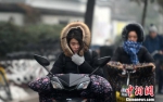 路上行人裹得严严实实抵御寒冬。　孟德龙 摄 - 江苏新闻网