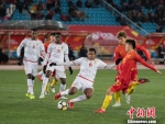 今日赛场上，中国小将踢得非常强悍，几乎全场压制对手。　杨杰 摄 - 江苏新闻网