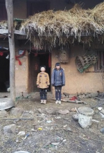 “冰花男孩”王福满和姐姐站在自己的家门口。受访者供图 - News.Jstv.Com