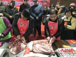 图为参赛选手切割猪肉。 - 江苏新闻网