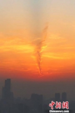 14日傍晚，南京上空出现罕见的“龙卷风”晚霞。随着灰霾南侵，晚霞与“灰色地带”形成明显交界线，这样的景象难得一见。　杨颜慈 摄 - 江苏新闻网