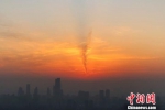 14日傍晚，南京上空出现罕见的“龙卷风”晚霞。随着灰霾南侵，晚霞与“灰色地带”形成明显交界线，这样的景象难得一见。　杨颜慈 摄 - 江苏新闻网