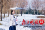 美呆了！盐城一女大学生穿汉服拍雪景照走红校园 - 新浪江苏