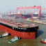 40万吨矿砂船在拖轮的牵引下缓缓停靠江苏的舾装码头。　何长飞　摄 - 江苏新闻网