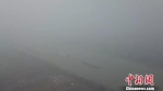 图为船只行驶在大雾弥漫的京杭大运河江苏扬州段。孟德龙摄 - 新浪江苏