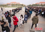 艺考生排队等待。 学校供图 - 江苏新闻网