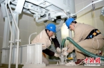 该公司员工对1号主变压器本体进行油品过滤，提高该变压器绝缘能力。 吴江 摄 - 江苏新闻网
