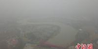 图为雾霾笼罩下的扬州古运河。　孟德龙　摄 - 江苏新闻网