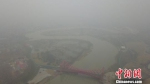 图为雾霾笼罩下的扬州古运河。　孟德龙　摄 - 江苏新闻网