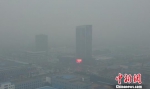 图为持续雾霾天气笼罩扬州，古城“灰蒙蒙”一片。　孟德龙 摄 - 江苏新闻网