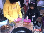 2017年的中秋，小华用妈妈给的红包买了两盘金鱼，这是房间里唯一有生气的物件。　刘林　摄 - 江苏新闻网