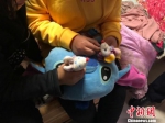 无聊的时候，姊妹俩就在房间内与玩偶老鼠一起玩。　刘林 摄 - 江苏新闻网