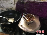 李女士每月回来两三天，做一盘辣酱，是孩子们一个月的佐餐。　刘林 摄 - 江苏新闻网