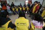 视障学生在导师的指导下学习。　泱波 摄 - 江苏新闻网