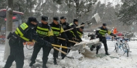 南京警方全员上路扫雪除冰迎战风雪 - 南京市公安局