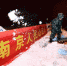 “临汾旅”官兵连夜奋战扫雪除冰。　高桢　摄 - 江苏新闻网