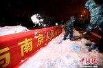 “临汾旅”官兵连夜奋战扫雪除冰。　高桢　摄 - 江苏新闻网