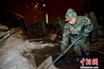 “临汾旅”官兵连夜奋战扫雪除冰。　张成 摄 - 江苏新闻网