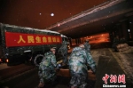 “临汾旅”官兵连夜奋战扫雪除冰。　张海辉 摄 - 江苏新闻网