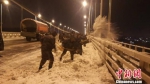 第72集团军某旅官兵清扫南京长江四桥路面积雪。　刘德 摄 - 江苏新闻网