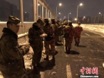 当地扫雪办为加入扫雪大战的子弟兵送来了热乎乎的夜宵。南京扫雪办 - 江苏新闻网