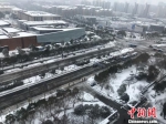 26日清晨，南京进入“冰封世界”，积雪一夜化身“冰冻”。图为路上车辆减少。　杨颜慈 摄 - 江苏新闻网