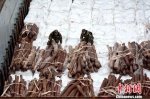 查获的白糖和木材。边防供图 - 江苏新闻网