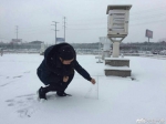 暴雪下的气象工作者 - 气象局