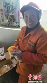 环卫工收到热心人送的粥。徐州鼓楼城管供图 - 江苏新闻网