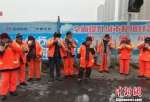 环卫工人们冰天雪地里喝上温暖的热粥。鼓楼城管供图 - 江苏新闻网
