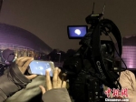 图为市民透过专业设备，拍摄月亮初亏阶段。　杨颜慈 摄 - 江苏新闻网