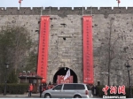 南京652岁明城墙挂上红春联喜迎传统中国新年。　葛勇 摄 - 江苏新闻网