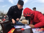 市民在登记等待领取被盗物品 - 江苏新闻网