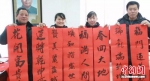 领到春联的居民们脸上洋溢着笑容 - 江苏新闻网
